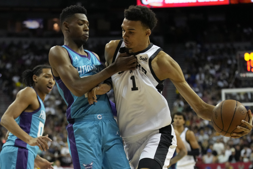  文班亚马当选年度最佳新秀并入选一阵  