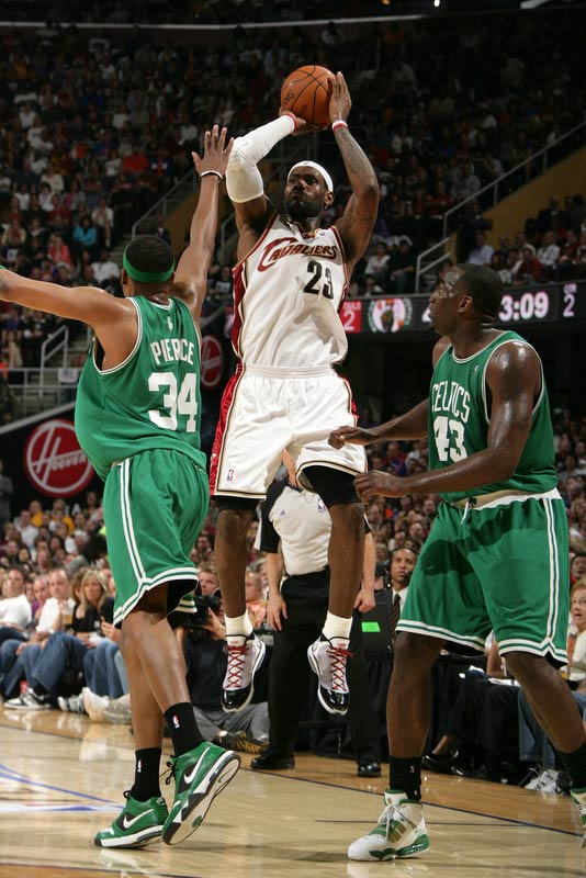  米切尔压哨跳投骑士惊险战胜老鹰收获四连胜